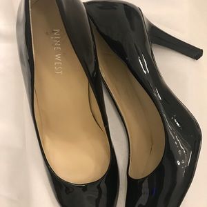 Navy Nine West  round 4 inch heels size 10M.
